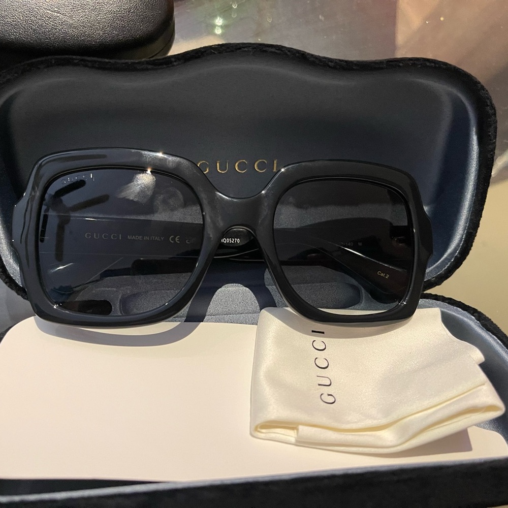 Women’s Gucci Elegant Black Oversized Sunglasses